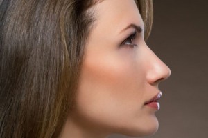 隆鼻之后有時(shí)會(huì)覺得鼻子是歪的，教你如何解決......